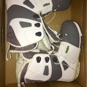 Snowboard boots